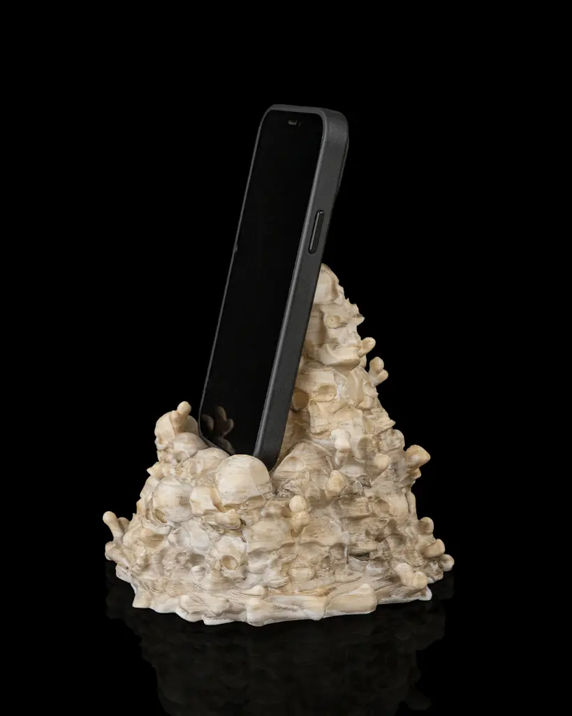 Bone_Throne_Phone_Holder3_ed011dc4cb.webp