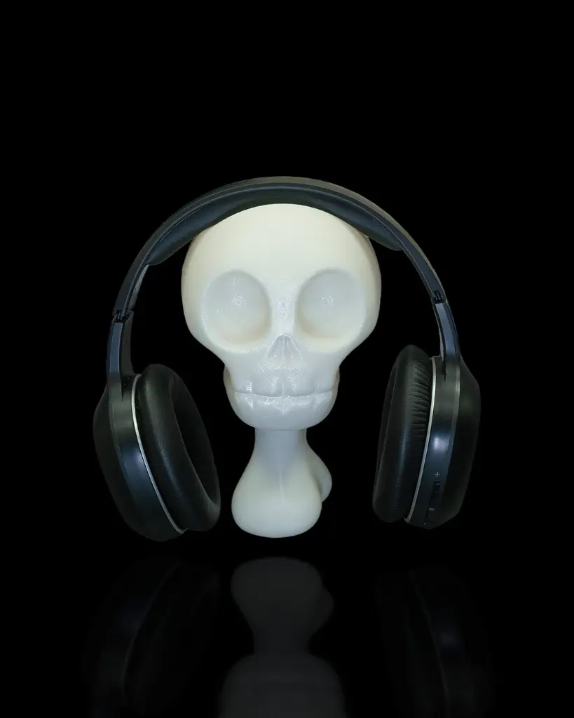 Skull_Vise_Headphone_Holder_2_01f9f7cc9e.webp